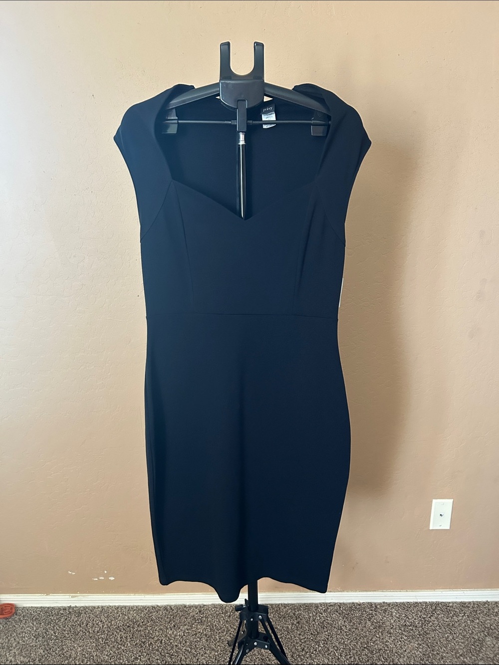 privy Black Cap-Sleeve Midi Sheath Dress